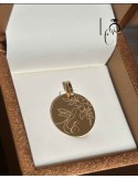 Médaille en Or jaune gravée à la main– création personnalisée